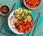 Reis-Bowl mit veganem Möhrenlachs und Sesam-Chili-Dressing