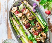 Spargel mit gegrillten Hähnchen-Erdbeer-Spießen