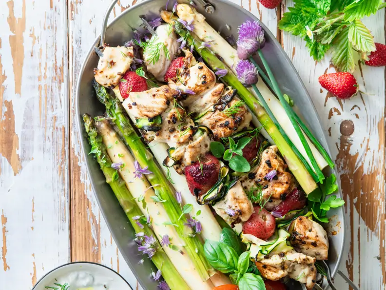 Spargel mit gegrillten Hähnchen-Erdbeer-Spießen