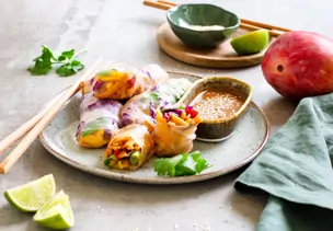 Vegane Bami-Goreng-Sommerrollen mit Sesam-Soja-Sauce