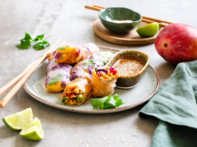 Vegane Bami-Goreng-Sommerrollen mit Sesam-Soja-Sauce