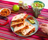 Quesadillas mit Burrito-Reis-Füllung, Pulled Chicken und Guacamole