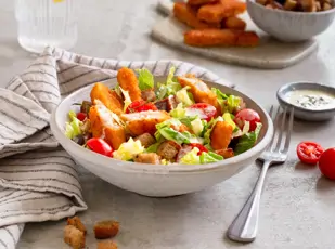 Caesar-Salad-Bowl mit Fischstäbchen