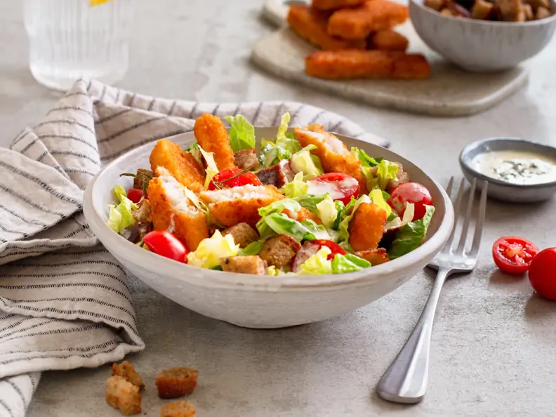 Caesar-Salad-Bowl mit Fischstäbchen
