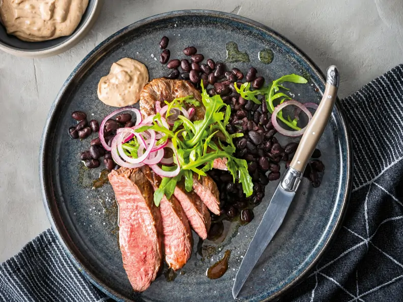 Flank-Steak · schwarze Bohnen · Chipotle-Mayonnaise