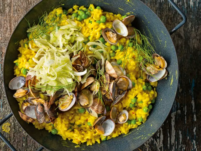 Risotto mit Safran, Venusmuscheln in Wein,