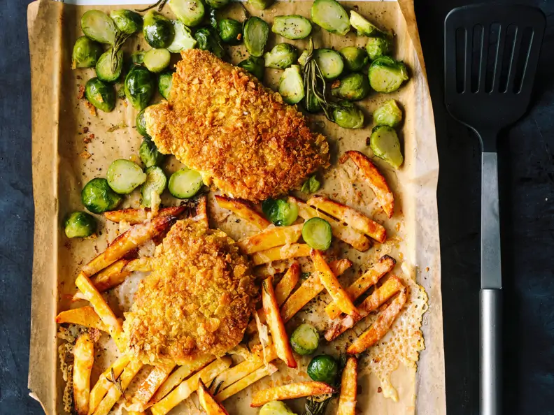 Putenschnitzel mit Rosenkohl und Kartoffel-Käse-Stiften
