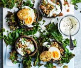 Gegrillte Pilze mit Dukkah-Eiern und knusprigem Grünkohl