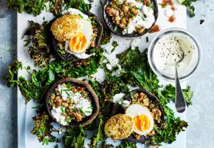 Gegrillte Pilze mit Dukkah-Eiern und knusprigem Grünkohl