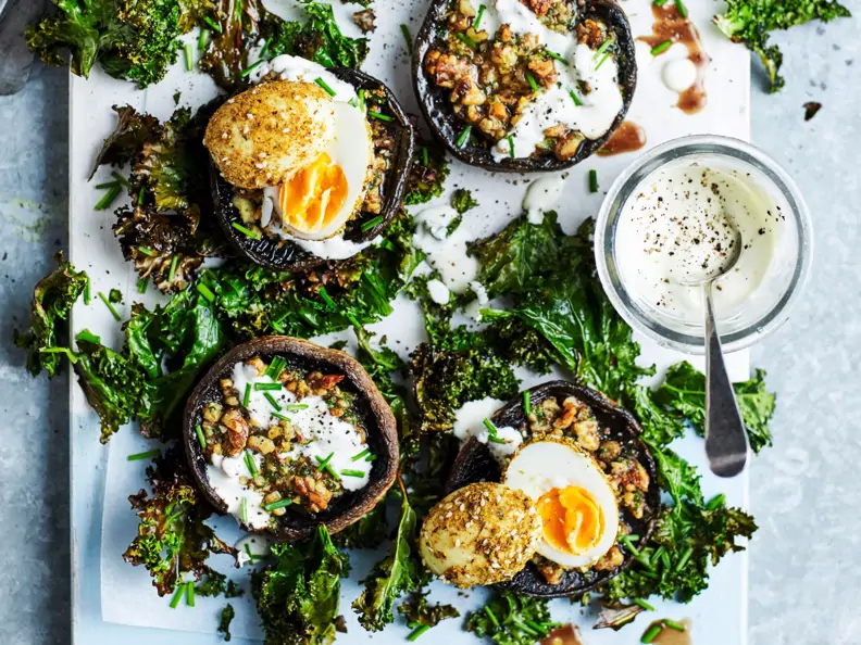 Gegrillte Pilze mit Dukkah-Eiern und knusprigem Grünkohl