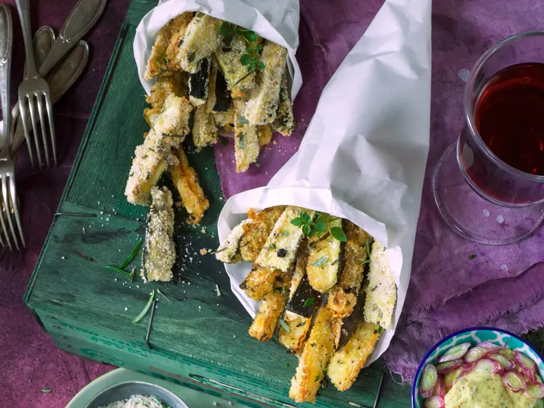 Zucchini-Pommes mit Senf-Dip und Parmesan