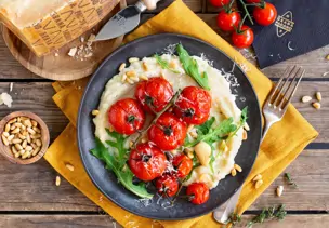 Ofentomaten auf Grana-Padano-Sellerie-Creme mit Rucola und Pinienkernen
