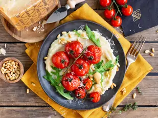 Ofentomaten auf Grana-Padano-Sellerie-Creme mit Rucola und Pinienkernen