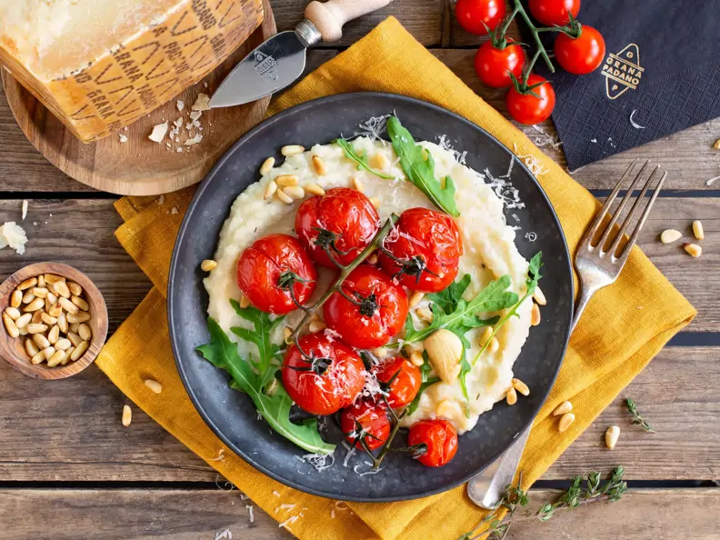 Ofentomaten auf Grana-Padano-Sellerie-Creme mit Rucola und Pinienkernen