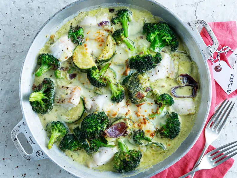 Fisch-Gratin mit Brokkoli, Zucchini, Pesto und Mozzarella