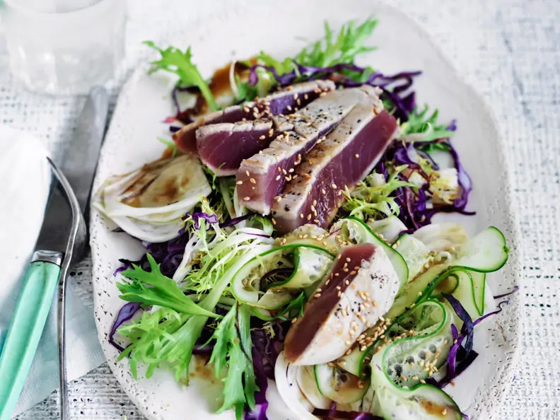 Thunfisch-Carpaccio mit asiatischem Salat