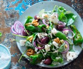 Salat mit Pimientos de Padrón, Feta und Oliven
