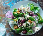 Salat mit Pimientos de Padrón, Feta und Oliven