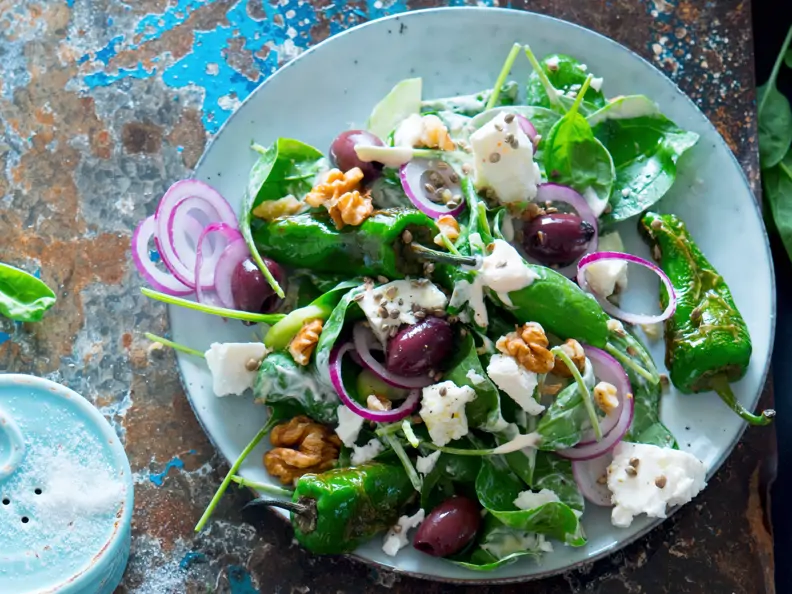 Salat mit Pimientos de Padrón, Feta und Oliven