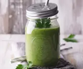 Feldsalat-Avocado-Smoothie mit Papaya