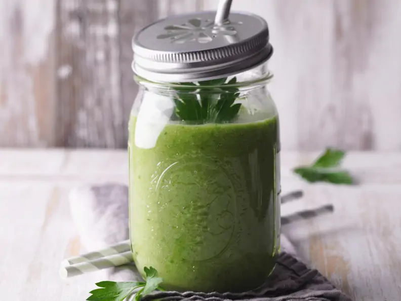 Feldsalat-Avocado-Smoothie mit Papaya