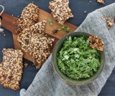 Grünkohl-Avocado-Chili-Dip mit Keto-Crackern