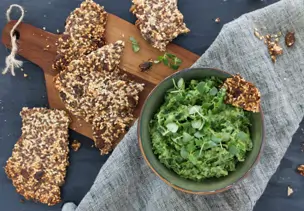 Grünkohl-Avocado-Chili-Dip mit Keto-Crackern