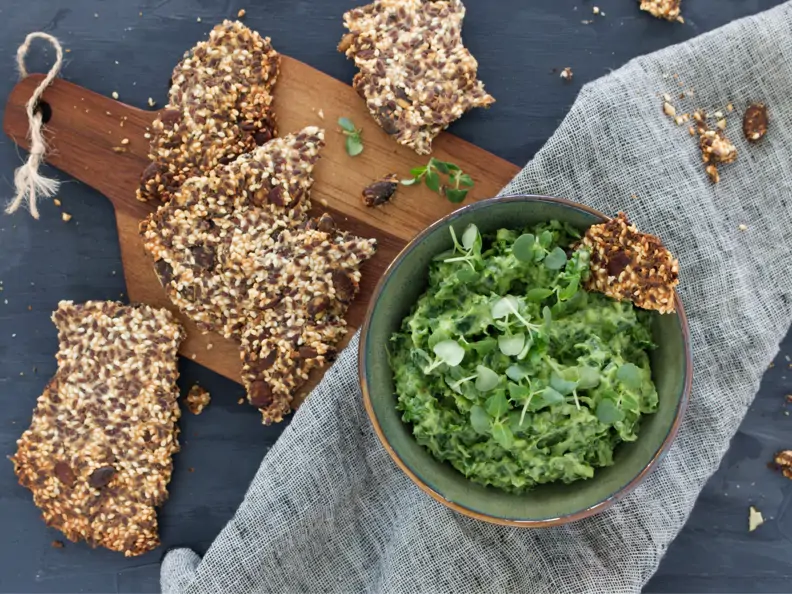 Grünkohl-Avocado-Chili-Dip mit Keto-Crackern
