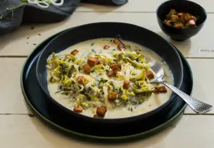 Käse-Lauch-Suppe mit Tofuwürfeln