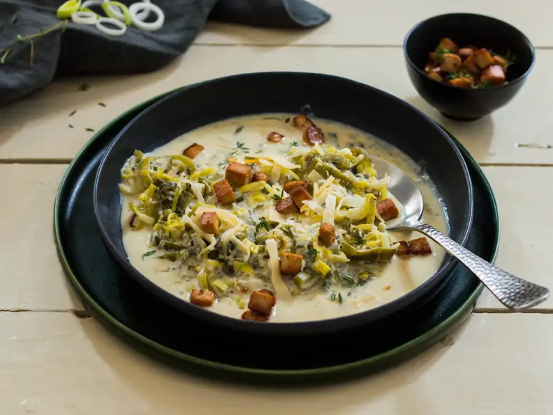 Käse-Lauch-Suppe mit Tofuwürfeln