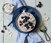 Keto-Kokos-Porridge mit Heidelbeeren