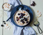 Keto-Kokos-Porridge mit Heidelbeeren
