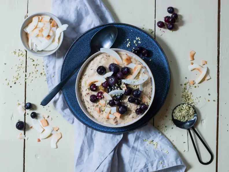 Keto-Kokos-Porridge mit Heidelbeeren