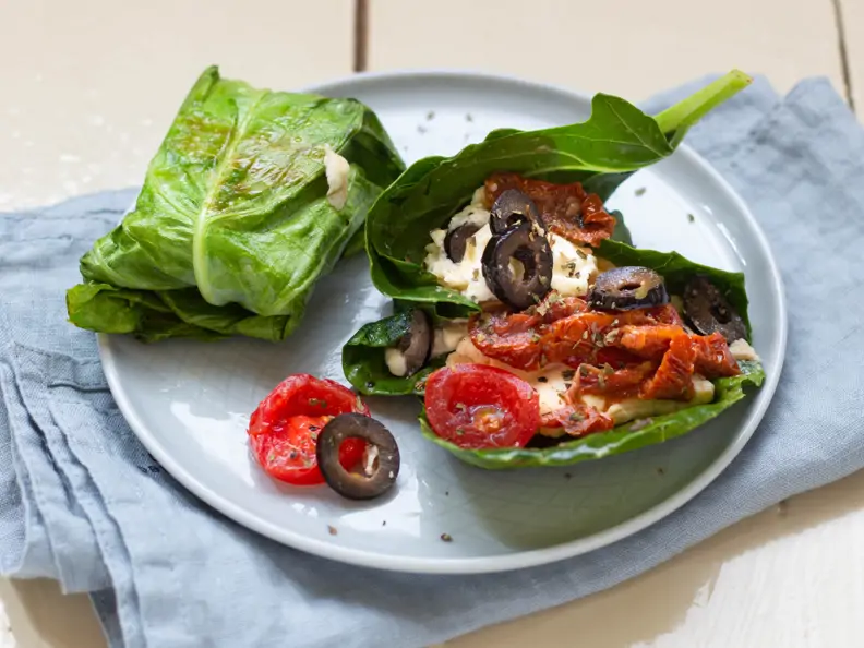 Gefüllte Kohlrabiblätter mit Feta und Tomaten