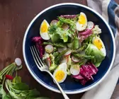 Radieschensalat mit grünem Spargel und Ei