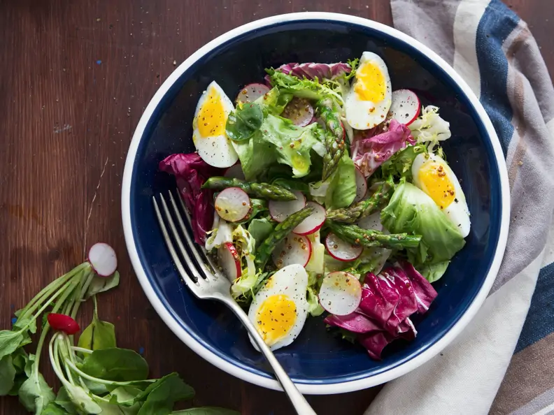 Radieschensalat mit grünem Spargel und Ei