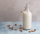 Selbstgemachte Mandelmilch in großer Flasche