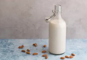 Selbstgemachte Mandelmilch in großer Flasche