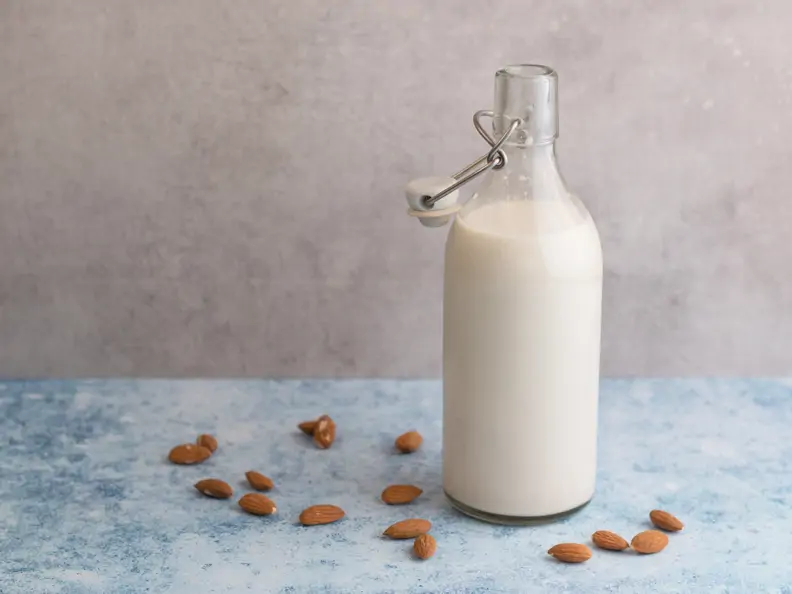 Selbstgemachte Mandelmilch in großer Flasche