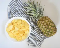 Ananas schneiden
