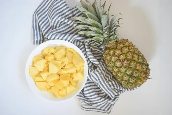 Ananas schneiden