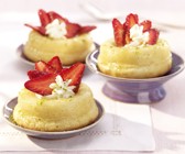 Baba mit frischen Erdbeeren