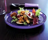 Waldpilz-Salat mit Preiselbeer-Vinaigrette