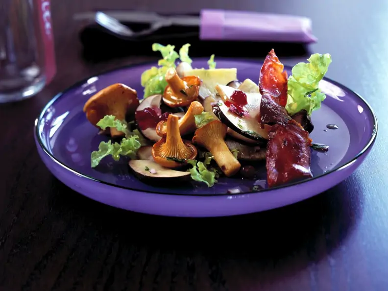 Waldpilz-Salat mit Preiselbeer-Vinaigrette