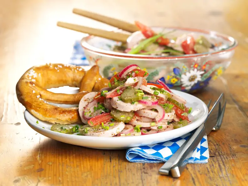 Bayerischer Wurstsalat mit Brezel