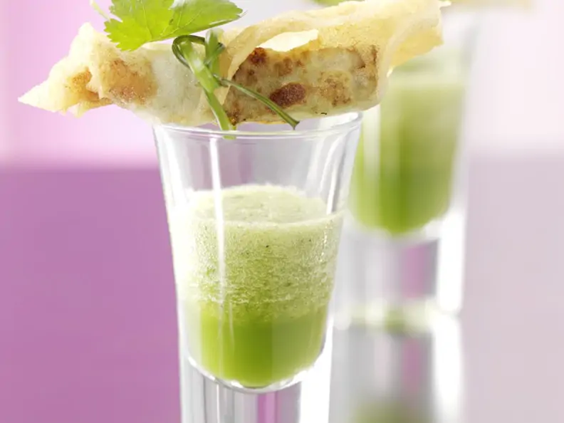 Gurken-Shooter mit Tunfischbonbon
