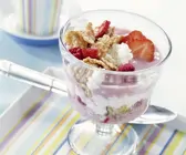 Knusprige Flakes mit Erdbeeren und Frischkäse