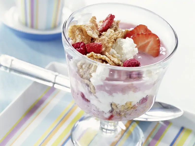 Knusprige Flakes mit Erdbeeren und Frischkäse