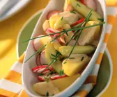 Kartoffelsalat mit Radieschen und Gurken