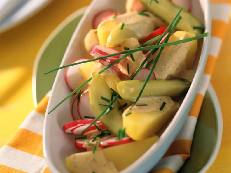 Kartoffelsalat mit Radieschen und Gurken